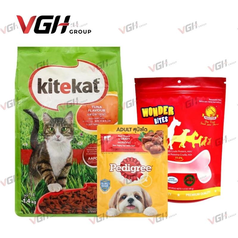 Hình ảnh cận cảnh nhãn mác một túi thức ăn hạt cho chó, làm nổi bật danh sách thành phần và phân tích đảm bảo.